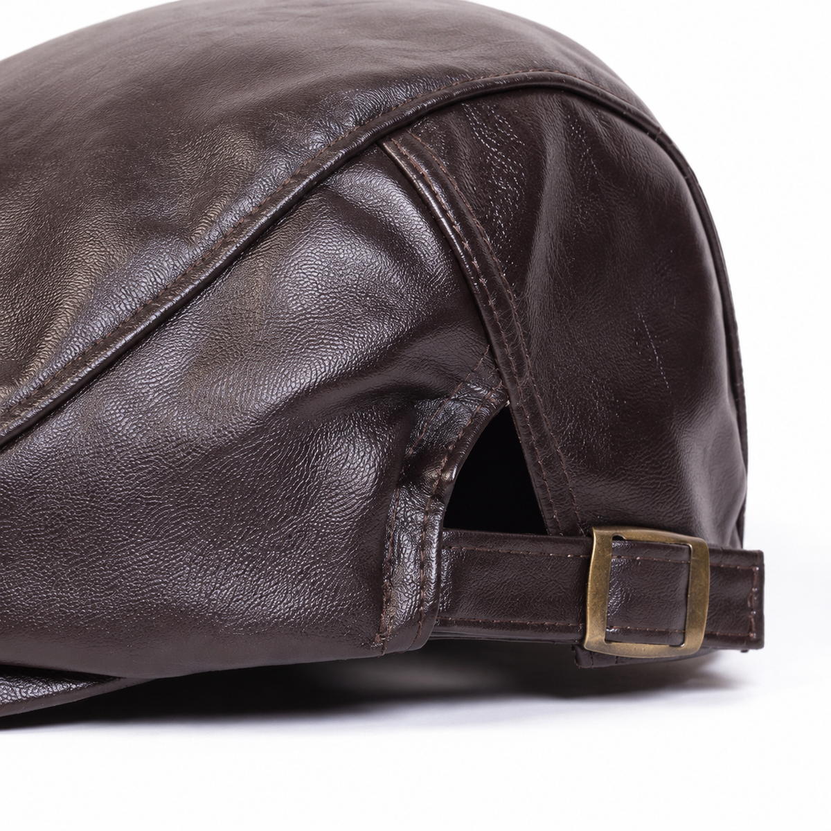 Leather Driver Cap Tobacco Brown — detalhe do ajuste traseiro